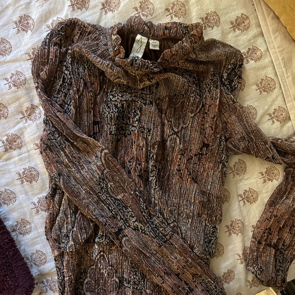 Long-sleeve, hip-cinching blouse with vintage pattern. - Picture 3 of 5